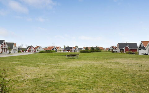 Bleike - 250M from the Sea: Blauw, Struik, Verblijf, Groundcover, Tuin, Landgoed, Schaduw, Landscaping, Boerderij, Eco Hotel