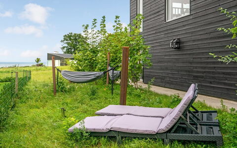Anny - 100M from the Sea: Huis, Dak, Huis, Verblijf, Landgoed, Deur, Veranda, Siding, Boerderij, Schaduw