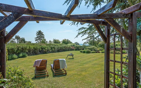 Bisera - 150M from the Sea: Blauw, Struik, Verblijf, Groundcover, Tuin, Landgoed, Schaduw, Landscaping, Boerderij, Eco Hotel