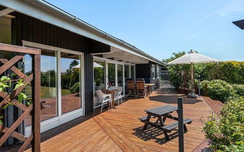 Bisera - 150M from the Sea: Blauw, Struik, Verblijf, Groundcover, Tuin, Landgoed, Schaduw, Landscaping, Boerderij, Eco Hotel