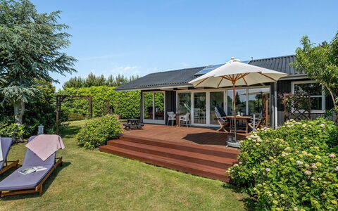 Bisera - 150M from the Sea: Blauw, Struik, Verblijf, Groundcover, Tuin, Landgoed, Schaduw, Landscaping, Boerderij, Eco Hotel