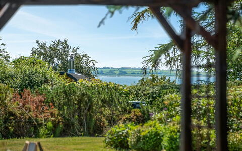Bisera - 150M from the Sea: Blauw, Struik, Verblijf, Groundcover, Tuin, Landgoed, Schaduw, Landscaping, Boerderij, Eco Hotel