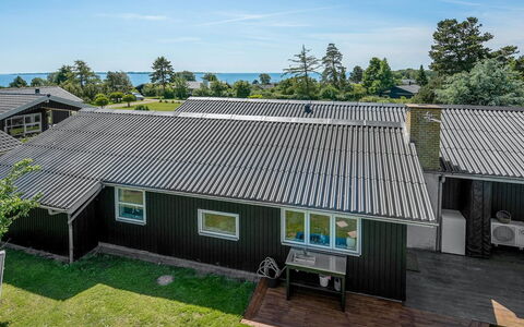 Bisera - 150M from the Sea: Blauw, Struik, Verblijf, Groundcover, Tuin, Landgoed, Schaduw, Landscaping, Boerderij, Eco Hotel