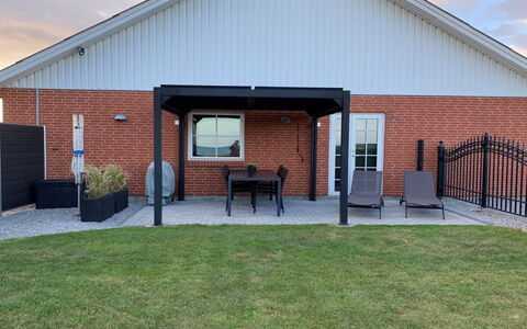 Ringulf - 350M from the Sea: Blauw, Struik, Verblijf, Groundcover, Tuin, Landgoed, Schaduw, Landscaping, Boerderij, Eco Hotel