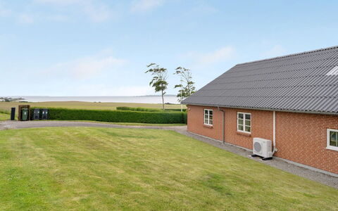 Ringulf - 350M from the Sea: Blauw, Struik, Verblijf, Groundcover, Tuin, Landgoed, Schaduw, Landscaping, Boerderij, Eco Hotel