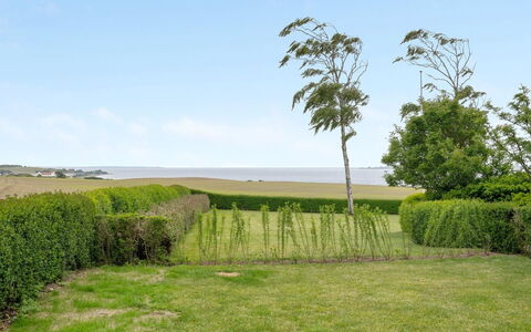 Ringulf - 350M from the Sea: Blauw, Struik, Verblijf, Groundcover, Tuin, Landgoed, Schaduw, Landscaping, Boerderij, Eco Hotel