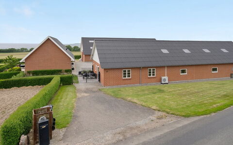 Ringulf - 350M from the Sea: Blauw, Struik, Verblijf, Groundcover, Tuin, Landgoed, Schaduw, Landscaping, Boerderij, Eco Hotel
