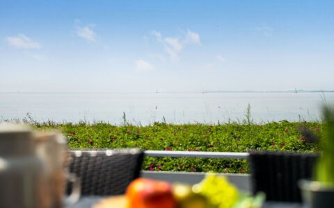 Arnwith - 20M from the Sea: Water, Zwemwater, Meubilair, Buitenmeubels, Horizon, Zee, Zomer, Kust En Oceanic Landvormen, Oceaan, Stoel