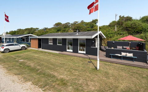 Akseline - 20M from the Sea: Blauw, Struik, Verblijf, Groundcover, Tuin, Landgoed, Schaduw, Landscaping, Boerderij, Eco Hotel