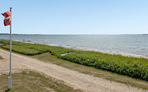 Akseline - 20M from the Sea: Blauw, Struik, Verblijf, Groundcover, Tuin, Landgoed, Schaduw, Landscaping, Boerderij, Eco Hotel