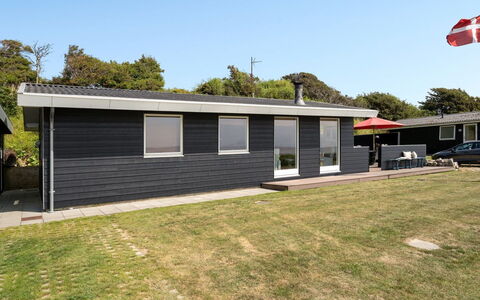 Akseline - 20M from the Sea: Blauw, Struik, Verblijf, Groundcover, Tuin, Landgoed, Schaduw, Landscaping, Boerderij, Eco Hotel