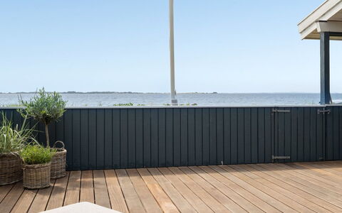 Pellervo - 20M from the Sea: Dak, Huis, Land Lot, Huis, Verblijf, Landgoed, Garden Gebouwen, Schaduw, Blokhut, Landscaping