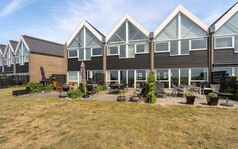 Lucjan - 50M from the Sea: Blauw, Struik, Verblijf, Groundcover, Tuin, Landgoed, Schaduw, Landscaping, Boerderij, Eco Hotel