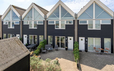 Lucjan - 50M from the Sea: Blauw, Struik, Verblijf, Groundcover, Tuin, Landgoed, Schaduw, Landscaping, Boerderij, Eco Hotel