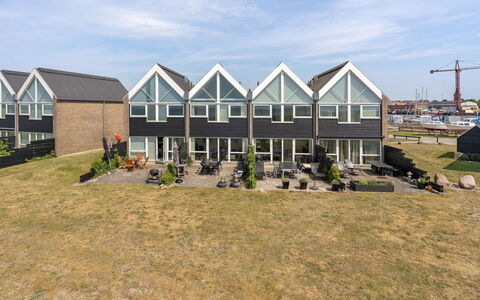 Lucjan - 50M from the Sea: Blauw, Struik, Verblijf, Groundcover, Tuin, Landgoed, Schaduw, Landscaping, Boerderij, Eco Hotel