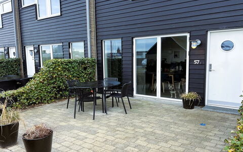 Lucjan - 50M from the Sea: Blauw, Struik, Verblijf, Groundcover, Tuin, Landgoed, Schaduw, Landscaping, Boerderij, Eco Hotel