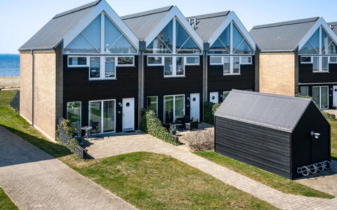 Ninne - 50M from the Sea: Hout, Dak, Architectuur, Huis, Huis, Verblijf, Siding, Hardwood, Helling, Landgoed