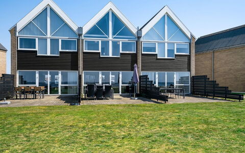 Ninne - 50M from the Sea: Hout, Dak, Architectuur, Huis, Huis, Verblijf, Siding, Hardwood, Helling, Landgoed