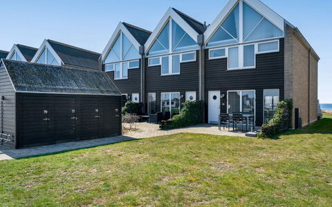 Ninne - 50M from the Sea: Hout, Dak, Architectuur, Huis, Huis, Verblijf, Siding, Hardwood, Helling, Landgoed