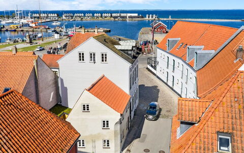 Gaby - 250M from the Sea: Hout, Dak, Architectuur, Huis, Huis, Verblijf, Siding, Hardwood, Helling, Landgoed