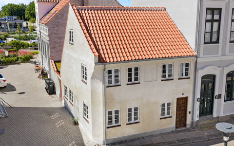 Gaby - 250M from the Sea: Hout, Dak, Architectuur, Huis, Huis, Verblijf, Siding, Hardwood, Helling, Landgoed