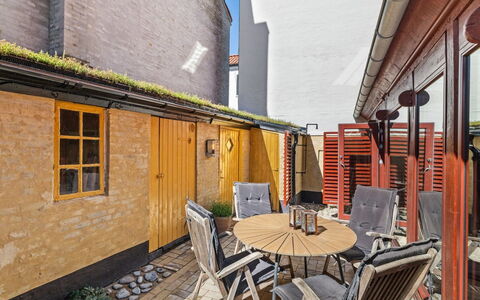 Gaby - 250M from the Sea: Hout, Dak, Architectuur, Huis, Huis, Verblijf, Siding, Hardwood, Helling, Landgoed