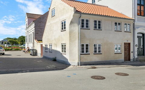 Gaby - 250M from the Sea: Hout, Dak, Architectuur, Huis, Huis, Verblijf, Siding, Hardwood, Helling, Landgoed