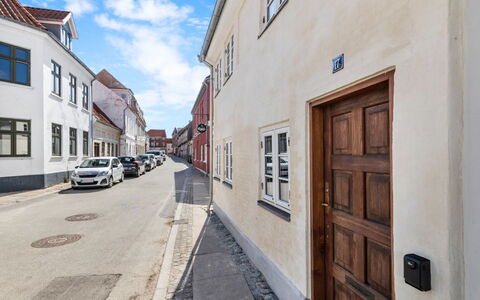Gaby - 250M from the Sea: Hout, Dak, Architectuur, Huis, Huis, Verblijf, Siding, Hardwood, Helling, Landgoed