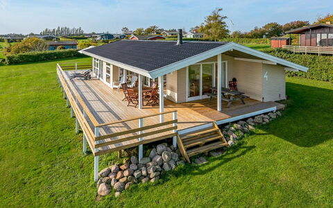 Arton - 300M from the Sea: Blauw, Struik, Verblijf, Groundcover, Tuin, Landgoed, Schaduw, Landscaping, Boerderij, Eco Hotel
