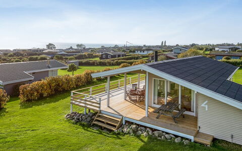 Arton - 300M from the Sea: Blauw, Struik, Verblijf, Groundcover, Tuin, Landgoed, Schaduw, Landscaping, Boerderij, Eco Hotel