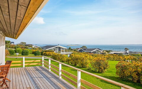 Arton - 300M from the Sea: Blauw, Struik, Verblijf, Groundcover, Tuin, Landgoed, Schaduw, Landscaping, Boerderij, Eco Hotel