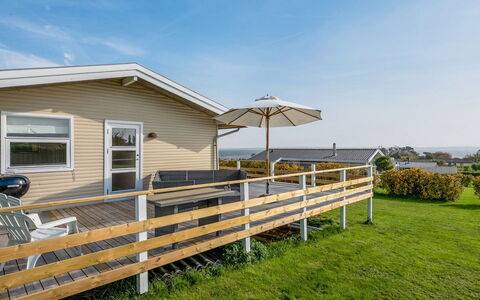 Arton - 300M from the Sea: Blauw, Struik, Verblijf, Groundcover, Tuin, Landgoed, Schaduw, Landscaping, Boerderij, Eco Hotel