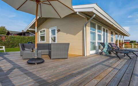 Arton - 300M from the Sea: Blauw, Struik, Verblijf, Groundcover, Tuin, Landgoed, Schaduw, Landscaping, Boerderij, Eco Hotel