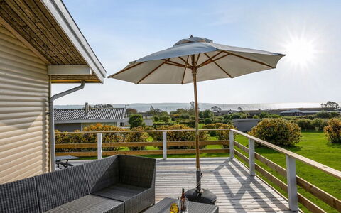 Arton - 300M from the Sea: Blauw, Struik, Verblijf, Groundcover, Tuin, Landgoed, Schaduw, Landscaping, Boerderij, Eco Hotel