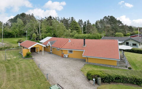 Hjalmar - 400M from the Sea: Blauw, Struik, Verblijf, Groundcover, Tuin, Landgoed, Schaduw, Landscaping, Boerderij, Eco Hotel
