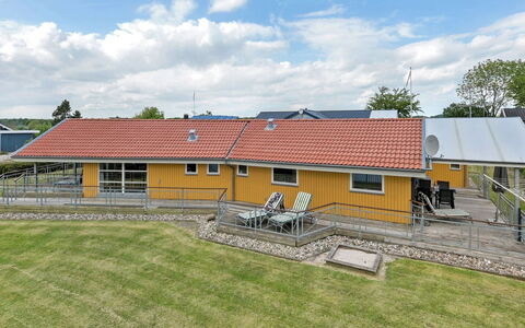 Hjalmar - 400M from the Sea: Blauw, Struik, Verblijf, Groundcover, Tuin, Landgoed, Schaduw, Landscaping, Boerderij, Eco Hotel