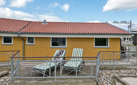 Hjalmar - 400M from the Sea: Blauw, Struik, Verblijf, Groundcover, Tuin, Landgoed, Schaduw, Landscaping, Boerderij, Eco Hotel