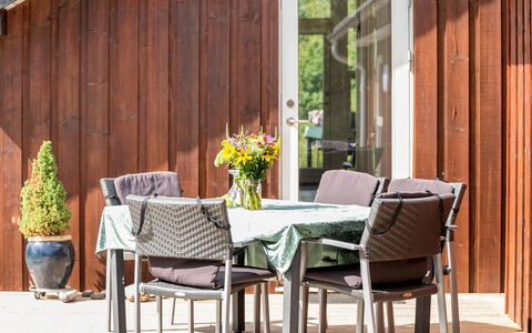 Rathi - 250M from the Sea: Hout, Meubilair, Buitenmeubels, Stoel, Tafel, Buitentafel, Keuken En Eettafel, Beits, Schaduw, Hardwood