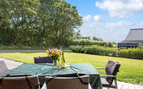 Rathi - 250M from the Sea: Meubilair, Stoel, Tafel, Buitenmeubels, Keuken En Eettafel, Buitentafel, Struik, Schaduw, Tuin