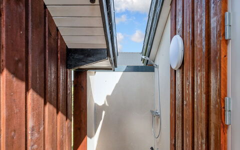Rathi - 250M from the Sea: Hout, Samengesteld Materiaal, Beits, Hardwood, Plank, Metaal, Multiplex, Siding, Daylighting