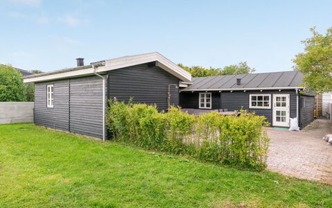 Gunlef - 50M from the Sea: Huis, Dak, Huis, Verblijf, Siding, Groundcover, Gazon, Werf, Tuin, Backyard