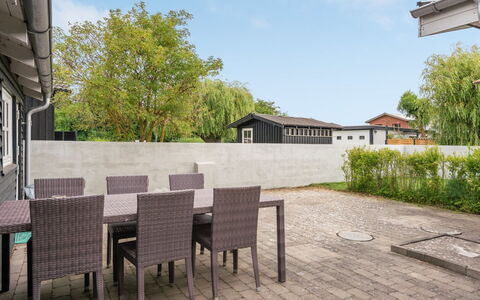 Gunlef - 50M from the Sea: Buitenmeubels, Woongebied, Huis, Land Lot, Schaduw, Tuin, Samengesteld Materiaal, Buitentafel, Veranda, Backyard