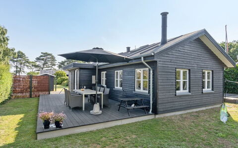 Kamilla - 200M from the Sea: Blauw, Struik, Verblijf, Groundcover, Tuin, Landgoed, Schaduw, Landscaping, Boerderij, Eco Hotel