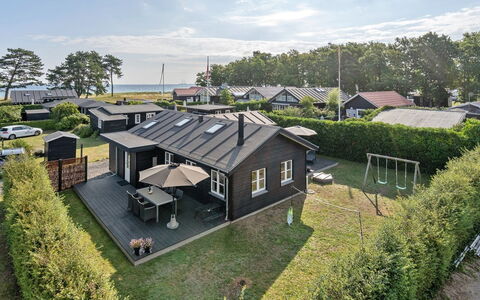 Kamilla - 200M from the Sea: Blauw, Struik, Verblijf, Groundcover, Tuin, Landgoed, Schaduw, Landscaping, Boerderij, Eco Hotel