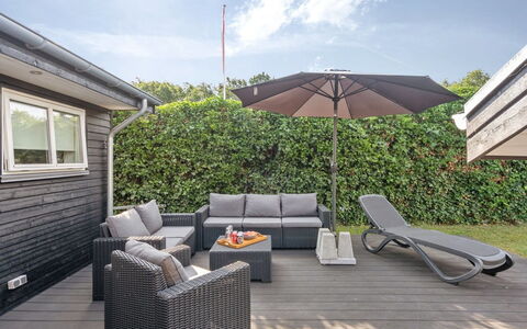 Kamilla - 200M from the Sea: Blauw, Struik, Verblijf, Groundcover, Tuin, Landgoed, Schaduw, Landscaping, Boerderij, Eco Hotel