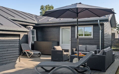 Kamilla - 200M from the Sea: Blauw, Struik, Verblijf, Groundcover, Tuin, Landgoed, Schaduw, Landscaping, Boerderij, Eco Hotel