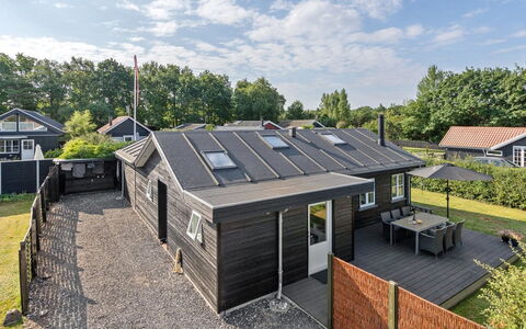 Kamilla - 200M from the Sea: Blauw, Struik, Verblijf, Groundcover, Tuin, Landgoed, Schaduw, Landscaping, Boerderij, Eco Hotel