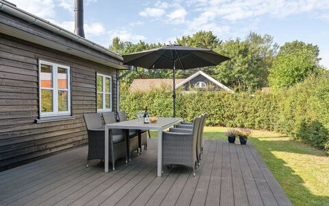 Kamilla - 200M from the Sea: Blauw, Struik, Verblijf, Groundcover, Tuin, Landgoed, Schaduw, Landscaping, Boerderij, Eco Hotel