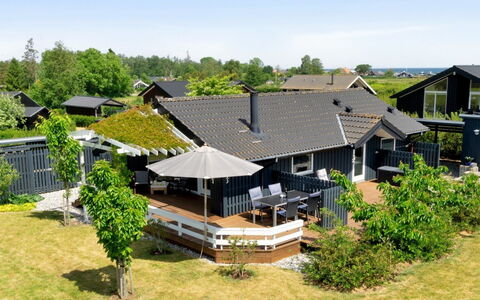 Kulben - 450M from the Sea: Blauw, Struik, Verblijf, Groundcover, Tuin, Landgoed, Schaduw, Landscaping, Boerderij, Eco Hotel
