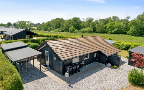 Kulben - 450M from the Sea: Blauw, Struik, Verblijf, Groundcover, Tuin, Landgoed, Schaduw, Landscaping, Boerderij, Eco Hotel